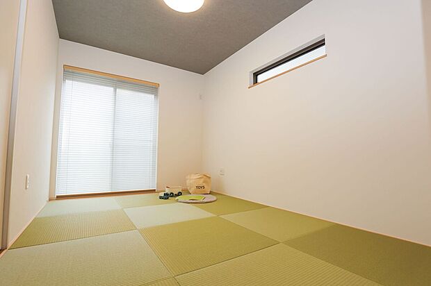 【【B棟　和室】】ゲストやご両親などがいらっしゃった時は客間としてもご利用可能です。扉付きのお部屋となっており、一部屋として区切ることができ、押入もあり様々な活用法があります。