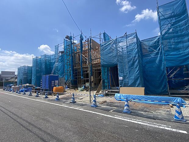 【前面道路含む現地写真】
ご家族で快適に暮らせる住まいをお届けします。