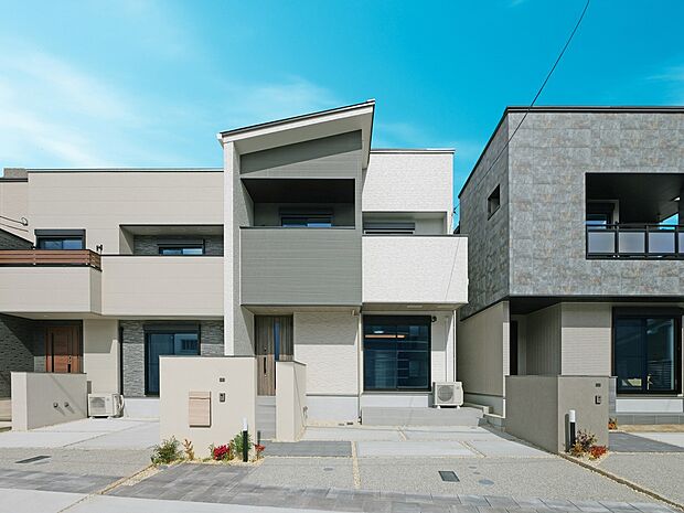 【【D棟 外観】】流行に左右されず、将来にわたって価値が継続する凛とした佇まい。おしゃれな雰囲気や自然の潤い、親しみやすさといった暮らしを豊かにしてくれる住空間です。