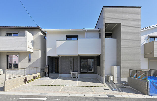 【【G棟　外観】】設計やインテリアコーディネーターが1棟1棟デザインし、周囲の街並みに溶け込むように考えています。いつまでも飽きの来ない外観です。