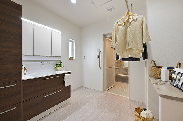 【【D棟　洗面室】】毎日の洗濯が楽になる便利なカウンター付きランドリースペース。洗う・干す・乾かす・畳むが1つの空間で行え、家事動線がラクラクです♪