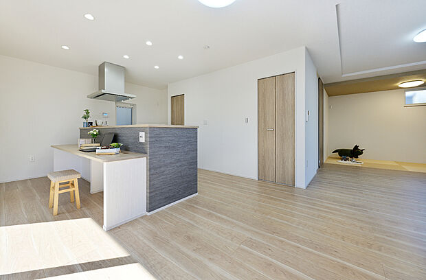 【【A棟　LDK】】キッチン前にカウンターがあり、お子様の学習スペースや在宅ワークスペースにおすすめ。キッチン背面からランドリールームへと繋がり、スムーズな家事動線です。