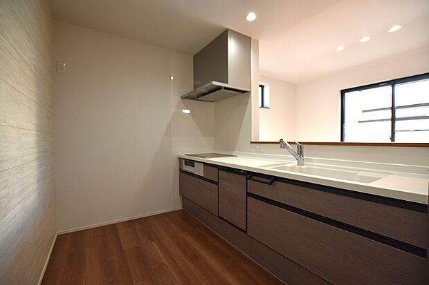 【【A傳 キッチン】】お料理や他の家事をしながら大切なご家族との会話を楽しめます。ご家族とのコミュニケーションが生まれる対面式のシステムキッチンです。