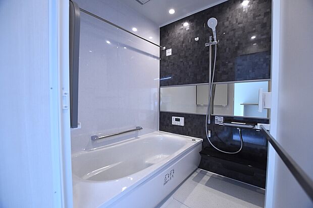 【【B棟 浴室】】一日の疲れを癒してくれる場所なので、快適に過ごしていただくためにゆったりサイズのバスタブを用意しました。是非半身浴をお楽しみください。空気が籠らないように小窓も設置しております。