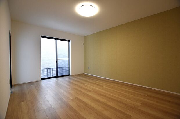 【【B棟 主寝室】】ウォークインクローゼット付きのゆとりある主寝室。ダブルベッドを置くことができる広さです。ゆとりの寛ぎ空間でプライベートタイムをゆったりとお過ごしいただけます。