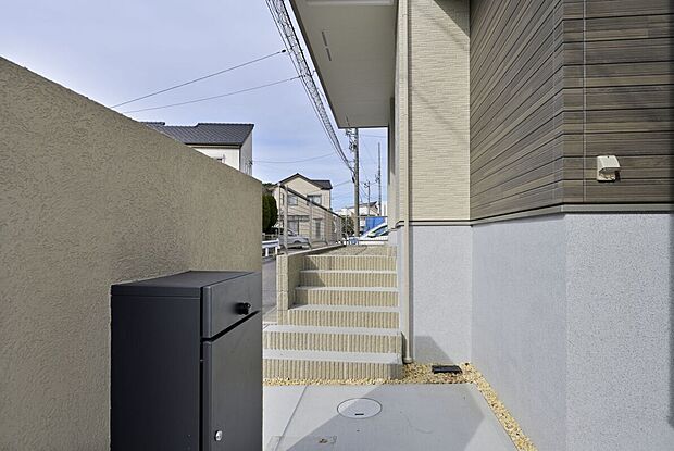 【【A棟　宅配ボックス】】外出時も荷物の受け取りが可能な宅配ボックスを標準設置しています。毎日の暮らしにゆとりをもたらすプラスワンの嬉しい設備です。