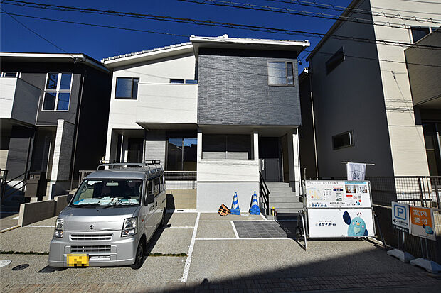 【【B棟 外観】】設計やインテリアコーディネーターが1棟1棟デザインし、周囲の街並みに溶け込むように考えています。いつまでも飽きの来ない外観です。