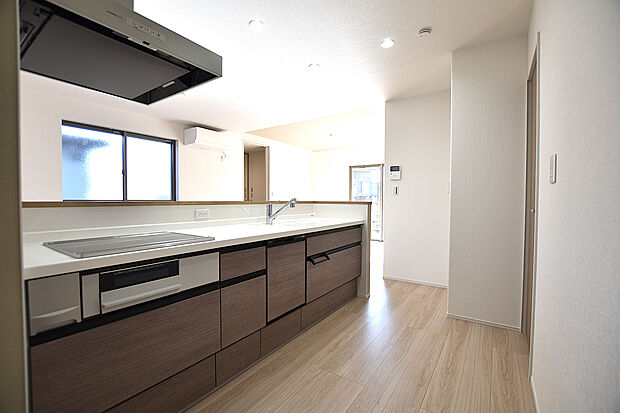 【【A棟 キッチン】】お手入れ簡単、収納力、使いやすさにこだわったシステムキッチンです。キッチンでの作業が楽しくなる嬉しい設備を標準装備しています。