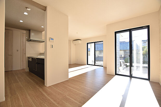 【【B棟 LDK】】忙しい朝もしっかりご家族が揃って食事をしていただけるゆとりある大きさのダイニングスペース。料理をたくさん並べていただき、テーブルで囲む健やかな食事の時間を存分に楽しんでいただけます。