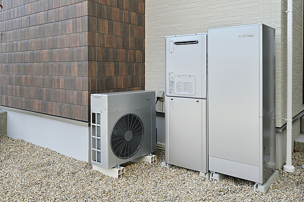 【【エコワンX5】】省エネ性・防災性に優れたハイブリッド給湯器。効率の良いヒートポンプで沸き上げて小型タンクに貯湯します。タンクのお湯が足りなくなったらガスのエコジョーズでバックアップするシステムです。