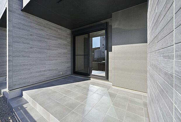 【【A棟　タイルテラス】】心地良い陽光が差し込むタイルテラスは、ご家族の憩いの場としてはもちろん、静かな時間を楽しむ場としても機能する穏やかなアウトドア空間です。