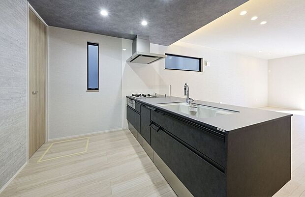 【【A棟　キッチン】】対面式のキッチンは、ご家族との自然なやり取りが生まれる設計です。機能とデザインをすっきりとまとめ、住まいの中心としての存在感を放ちます。