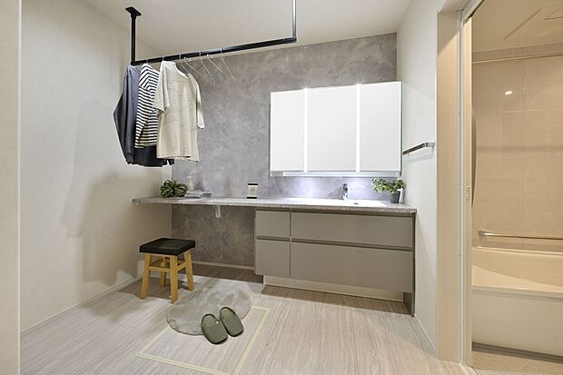 【【A棟　ランドリースペース】】毎日の洗濯が楽になる便利なカウンター付きランドリースペース。洗う・干す・乾かす・畳むが1つの空間で行え、家事動線がラクラクです♪