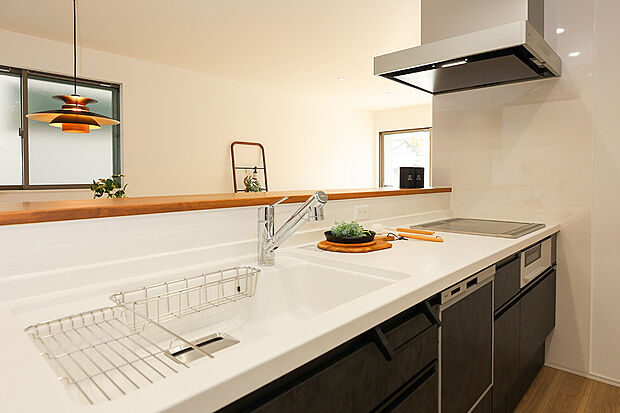 【【キッチン同仕様】】ご家族と一緒に料理する時間が楽しくなる使い勝手の良い、広いワークトップを装備したシステムキッチンです！作業も効率良く行えます。