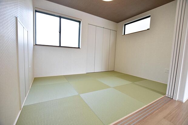 【【C棟 和室】】ゲストやご両親などがいらっしゃった時は客間としてもご利用可能です。扉付きのお部屋となっており、一部屋として区切ることができ、押入もあり様々な活用法があります。