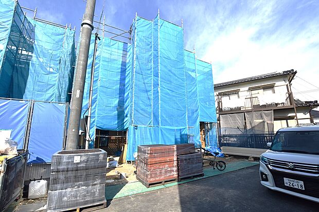 【【B棟 外観】】外壁が周囲の街並みと青空に映えるお洒落な仕上がり!周囲には高い建物のないエリア。青い空が大きく感じられ、開放感をご体感いただけます。