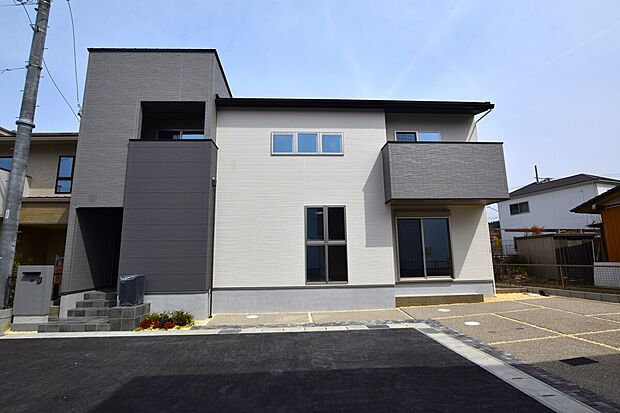 【【C棟　外観】】落ち着いたグレーにホワイトを組み合わせた、清潔感のある外観デザイン。コントラストが生み出す立体感が、シンプルながらも存在感を放ちます。