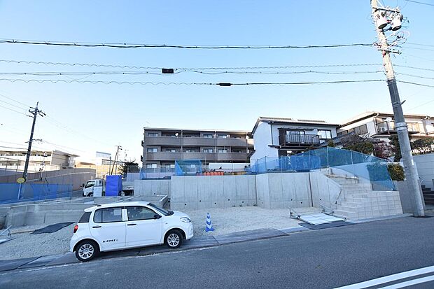 【【前面道路含む現地写真】】低層の一戸建てを中心とした街並みが整然と続き、周辺は高い建物が建っていないので、採光や開放性に恵まれ、空が広く緑の多い閑静な趣を感じる環境です。