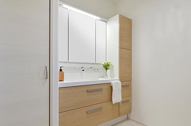 【【洗面室同仕様】】シャワー付き水栓を採用しており、朝の身支度や日々のお手入れなどに便利にご利用いただけます。収納スペースも豊富で、水回り用品などをスッキリと収納可能です。
