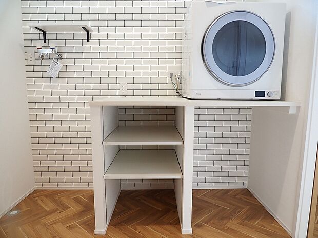 【~家事のお助けアイテム~】人気の新型6kg乾太くんも既に導入されています(本体、配管工事費、直角エルボなど全て含めて25万円(税込)で導入可能)もちろんこのような専用台も寸法や棚数などご希望を打合せの上でのサービス施工となっています