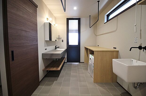 【~便利なランドリールーム~】最近は洗面とは別にランドリールームを作ったり、併せて広めのお部屋を作る場合も。いずれにしても洗面台はAICA製やミラタップ製(旧サンワカンパニー)などワイドな造作風洗面が人気です。もちろん、標準仕様洗面台との差額だけで取り入れて頂けるのでご一緒に選びましょう