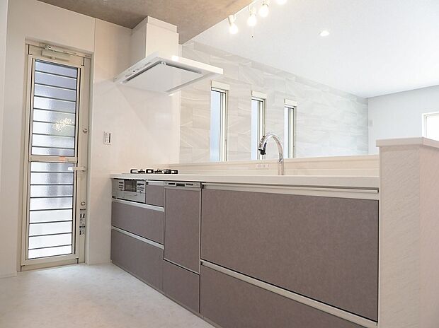 【~充実の標準仕様~】水まわりはLIXIL、TOTO、Panasonicよりご選択頂けます。各社メリットは異なりますが弊社では一つのメーカーでお願いすることはありませんので、キッチンはパナソニック、お風呂はTOTO、洗面台はAICAなど組合せ自由で喜ばれています