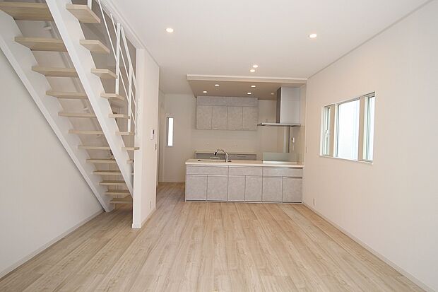 【大津市:N様邸 2023年2月完成】白を基調とした室内にリビング階段で明るさと開放感を両立です