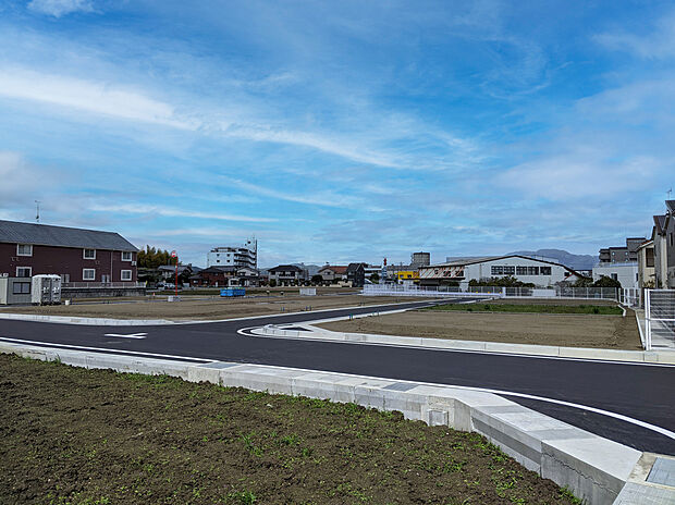 【現地写真】前面道路は6~9.5mと広々しています♪