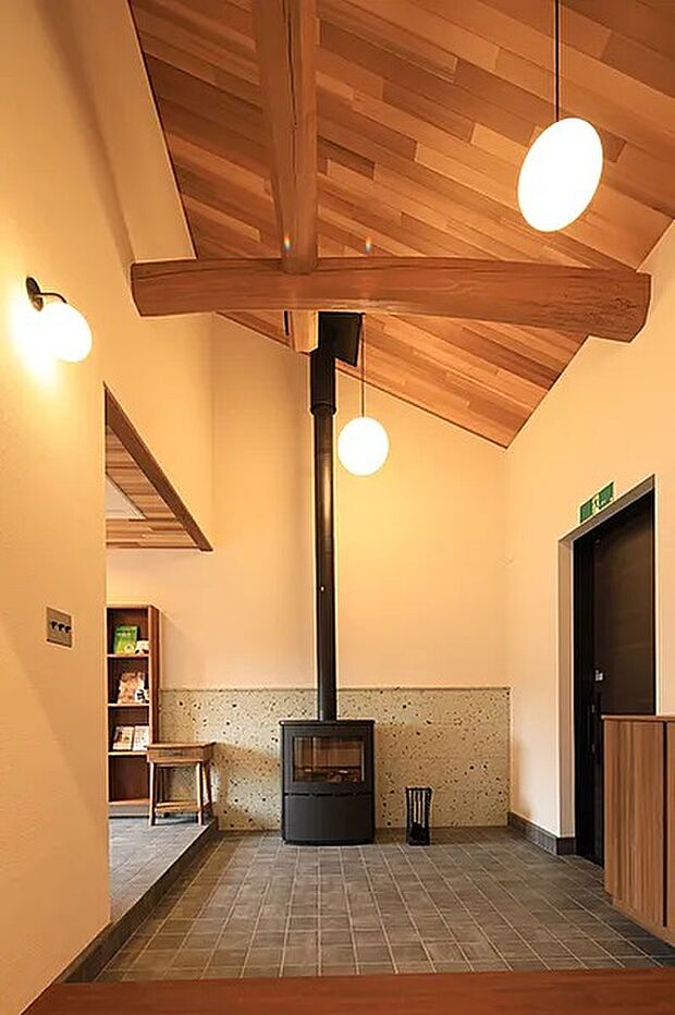 【【施工例】玄関・土間】上質感漂う玄関　居住者の帰り、訪れる方を優しく迎える・安らぎに満ちた生活空間を予感させる。