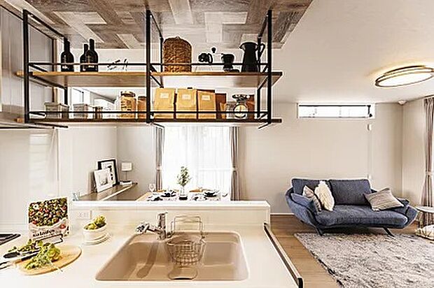 【【施工例】キッチン】清潔感と開放感がある白いキッチンは、自然と掃除したくなる傾向があるんです。