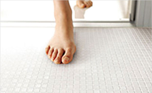 【ほっカラリ床】規則正しく刻み込まれたパターンが水を誘導。翌朝にはカラリと乾き、靴下のままでも大丈夫。ブラシの通りもよく、お掃除ラクラクです。