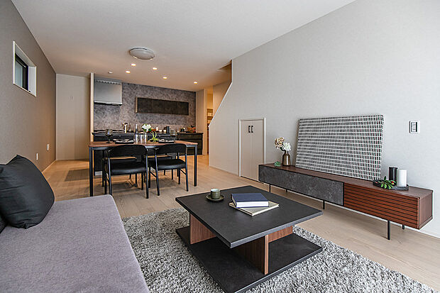 家族と自然と顔を合わせることができるリビング階段を採用。階段のデッドスペースはパントリーとしてお使い頂けます!食品のストックにとても便利♪/2号地