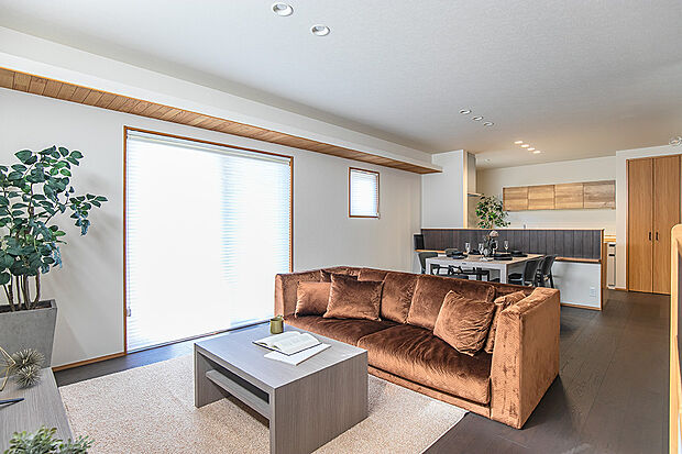 広々としたリビングには「陽だまりスペース」にも。キッチンから目が届くのでお子様を見ながらの家事も安心です。/14号地