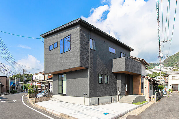 建物が完成しました！ゆったり駐車2台可能で、家族や来客時にも安心。理想の住まいをぜひ現地でご体感ください。