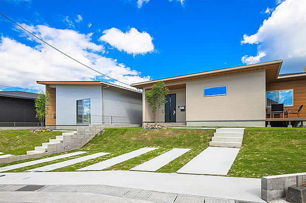 シンプルでありながらも、それぞれ個性のあるデザインが魅力の平屋戸建て！全棟3台の駐車スペース付き、緑豊かな環境で、ゆとりあるライフスタイルを実現。