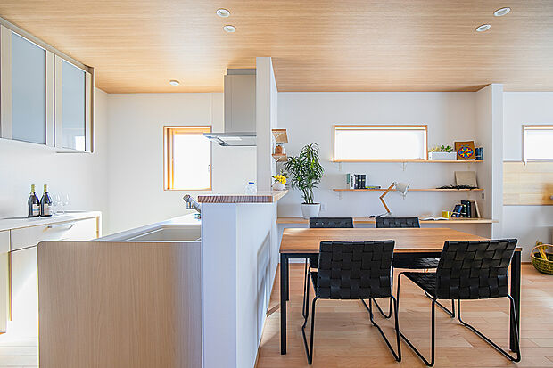 飾棚は見せる収納で清潔感や自分らしさを表現できます!思い出の写真や、お子様の作品を飾ったりと使い方いろいろ!