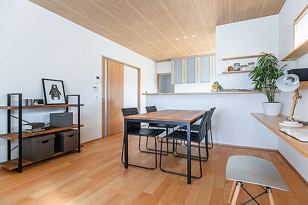 キッチン隣に洗面室がある、家事動線を意識した水廻り短縮プラン。
お料理をしながらお風呂掃除や洗濯機をまわしたり...時短の「ながら家事」が叶います!