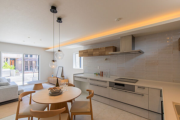 ダイニングとリビングがゆるやかにつながる、開放感のあるLDK。木目とホワイトを基調に、明るくやさしい空間に仕上げました。／1号地