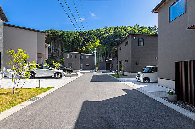 【街並み】各号地にゆとりを持たせた街並みで、隣家との間隔も広く開放的。全19邸の大型分譲地のため、同世代の家族ともつながりやすく、お子さまのお友達づくりにも嬉しい環境です。