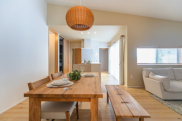 【キッチン｜毎日の家事を楽しく！対面キッチンを採用♪】勾配天井が映える21.09帖の広々LDKは「陽だまりスペース」にも。キッチンから目が届くのでお子様を見ながらの家事も安心です。/2号地