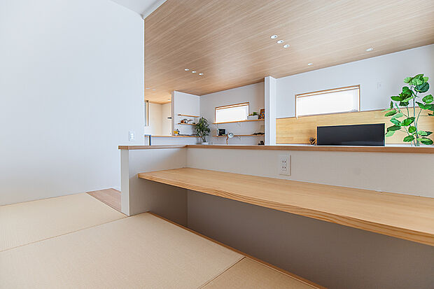 【リビング|リビング天井2.5mを採用!開放的に広がる空間に♪】一般的な居室の天井の高さが2.2から2.4mのところ、ワウハウスでは、リビング天井を2.5mに設定。