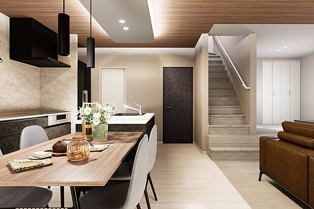 【リビング｜間接照明で暖かな空間に♪】折下げ天井と天井を照らすコーブ照明が広がりのある空間を演出してくれます◎強い眩しさなどを感じにくく、空間全体を明るくしてくれるのがうれしい♪／4号地建物完成予想パース