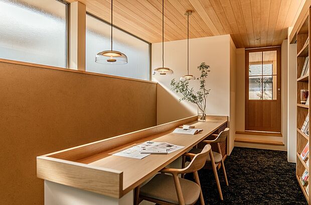 【【当社施工事例/図書スペース】】廊下に設けたゆったりとした図書スペース。デスクワークはもちろん、お子様が勉強をできるテーブルに。将来置き場に困る勉強机も必要なくなり、スッキリとした空間になります。