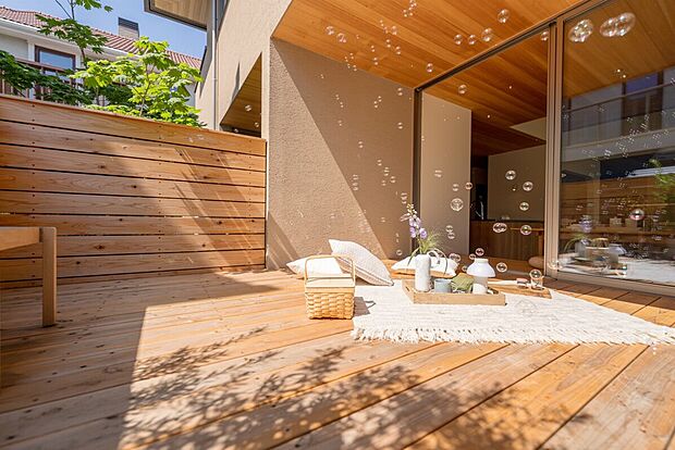 【【当社施工事例/ウッドデッキ】】ピクニックやBBQ、日差しを浴びながら読書といった、さまざまな用途に使用できるウッドデッキ。