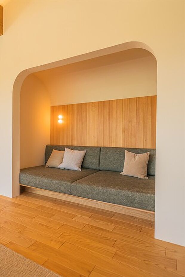 【【当社施工事例/ヌック】】ソファーとはまた異なるヌックがある生活。丸い曲線が柔らかな印象のアール壁。おしゃれで落ち着く空間です。