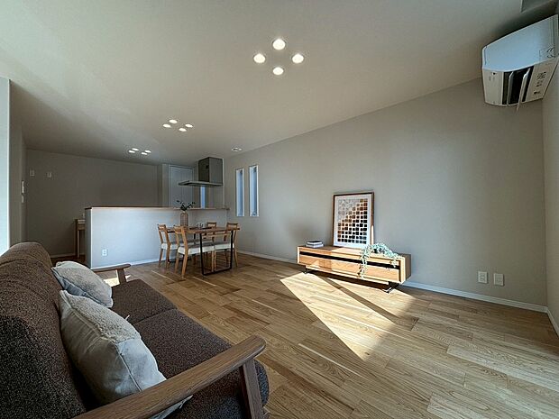 【サニーガーデン福間駅南3工区　11号地】【11号地】ウォールナットの床材で落ち着いた雰囲気です。キッチンは手元を隠しているためすっきりとした印象を与えます。