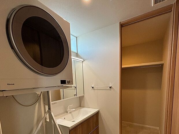 【サニーガーデン福間駅南3工区　11号地】【11号地】ガス衣類乾燥機（乾太くん）で雨の日や夜間でも手早く乾燥できる標準仕様。洗面所の横がウォークインクローゼットなので服をしまうのも楽々です。