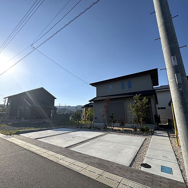 21号棟（外観）2026.5月撮影
周辺は落ち着いた住環境で、子育て世帯にもおすすめ。日当たりも期待でき、家族の時間を心地よく過ごせそうです。