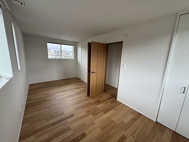 【21号棟内観(2025.12月撮影)】2Fの洋室はお子様の成長やご家族のライフスタイルの変化に応じて、さまざまな使い方が出来ます。各部屋に収納スペースも備えております。