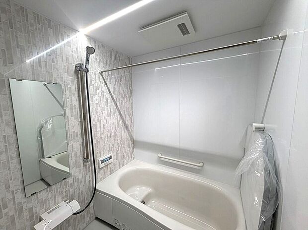 【Panasonicバスルーム【オフローラ】】【5号地お風呂】Panasonicバスルーム「オフローラ」採用。白を基調とした明るく清潔感のあるお風呂。スゴピカ水栓、ワンタッチボタン付きのW水流シャワーヘッド、フラットラインのLED証明。